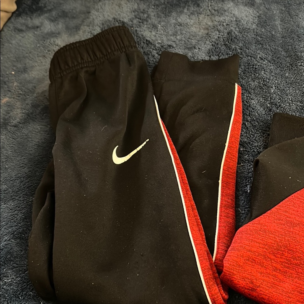 Nike Therma-Fit Set Red and Black.
